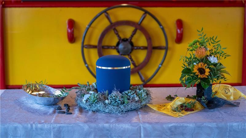 Bald gibt es erste Flussbestattungen in Deutschland Bei einer Flussbestattung muss die Urne aus einem Material sein, dass sich im Wasser rasch auflöst. (Archivbild)