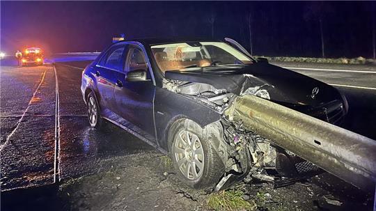 Bei einer Geschwindigkeit von etwa 70 km/h kollidierte der Mercedes frontal mit einer beginnenden Schutzplanke.
