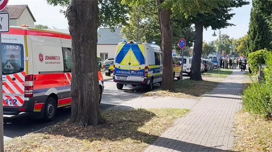 Bei einer Gewalttat an einem Schulcampus in Gosen-Neu Zittau in Brandenburg sind zwei Menschen ums Leben gekommen.