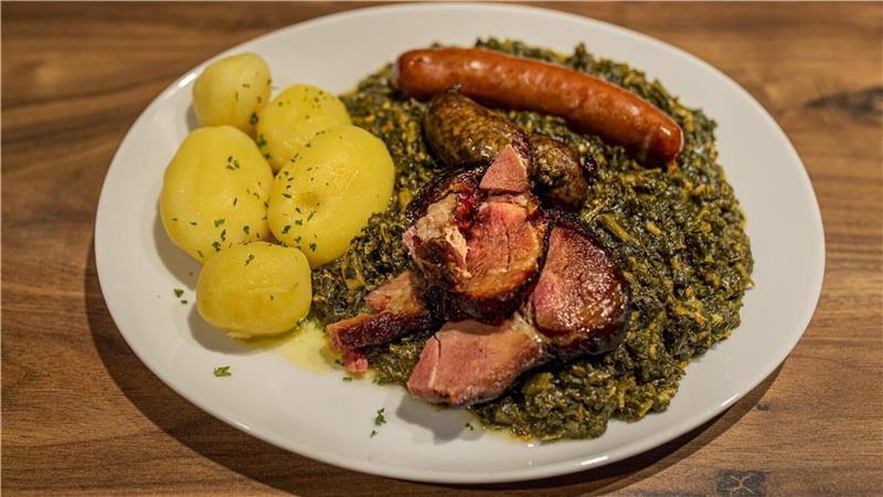Bei einer Kohlparty lässt man den Tag, mit leckerem Grünkohl, Pinkel, Kohlwurst, Kassler und Kartoffeln ausklingen.