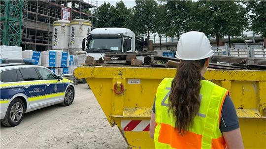 Bei einer Kontrolle haben Zöllnerinnen und Zöllner auf einer Kieler Großbaustelle diverse Verstöße festgestellt. (Handout)