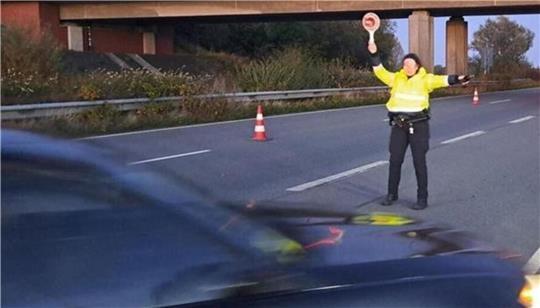 Bei einer Kontrolle hatten die Polizisten die Chance, den späteren Unfallfahrer herauszufischen. (Symbolbild)