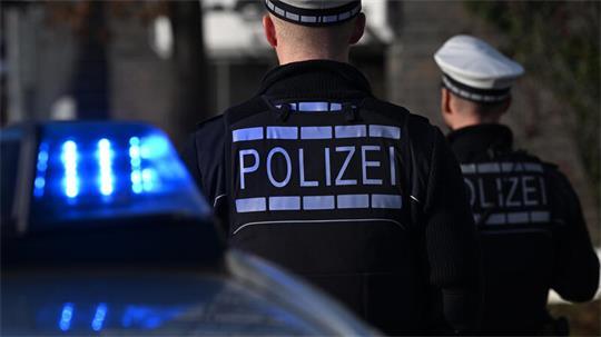Bei einer Kontrolle in Heimfeld entdecken Polizisten in einem Auto eine scharfe Pistole. (Symbolbild)