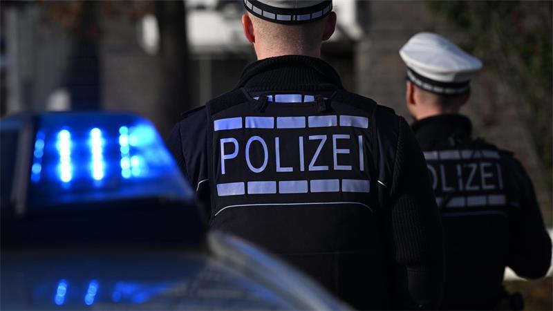Bei einer Kontrolle in Heimfeld entdecken Polizisten in einem Auto eine scharfe Pistole. (Symbolbild)