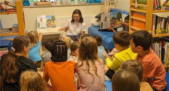 Bei einer Lesung im Kindergarten im Altländer Viertel stellte Lena Zimmer aus der Abteilung Kultur das Taschenbuch „Piet und Jackie erobern Norddeutschland: Stade“ vor.