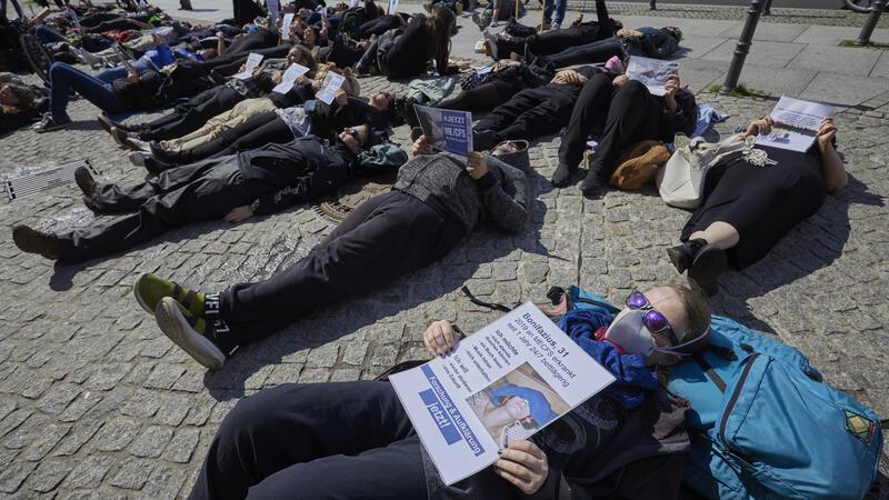 Odyssee von Arzt zu Arzt: Linda Burckhards Kampf gegen die Erschöpfung Bei einer Liegend-Demonstration machen etwa fünfzig Demonstranten vor dem Roten Rathaus in Berlin aufmerksam auf die ME/CFS-Erkrankung.