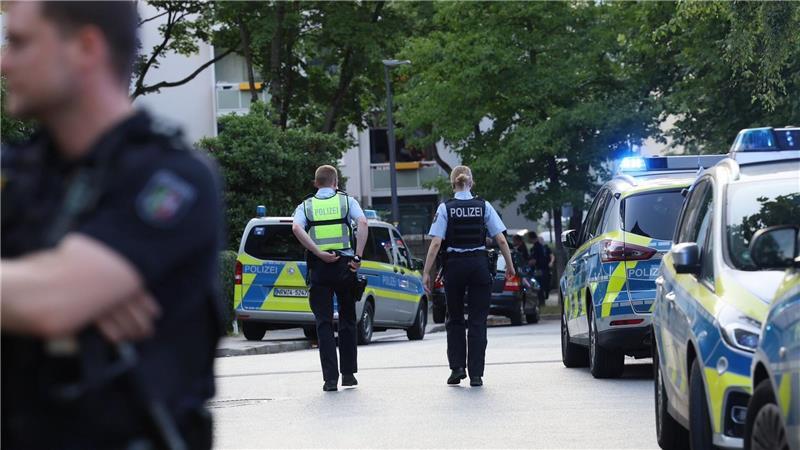 Bei einer Massenschlägerei mit bis zu 100 beteiligten Menschen in Heiligenhaus in Nordrhein-Westfalen sind sieben Menschen verletzt worden.