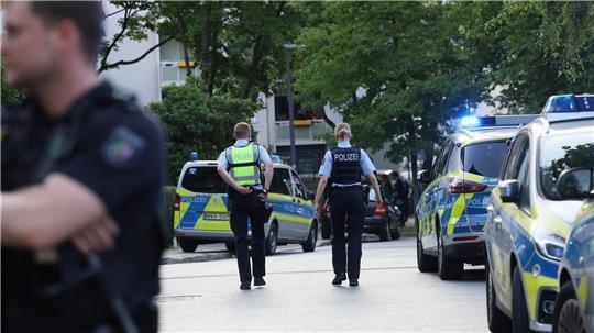 Bei einer Massenschlägerei mit bis zu 100 beteiligten Menschen in Heiligenhaus in Nordrhein-Westfalen sind sieben Menschen verletzt worden.