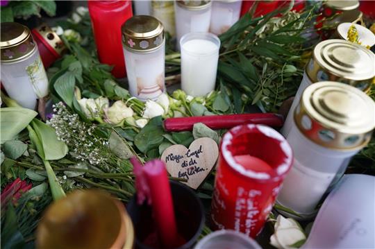 Bei einer Messerattacke in einem Regionalzug von Kiel nach Hamburg waren in Brokstedt zwei junge Menschen getötet und fünf verletzt worden.