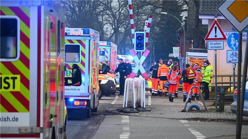 Bei einer Messerattacke in einem Regionalzug von Kiel nach Hamburg sind am Mittwoch zwei Menschen getötet und mehrere verletzt worden. Foto: Jonas Walzberg/dpa