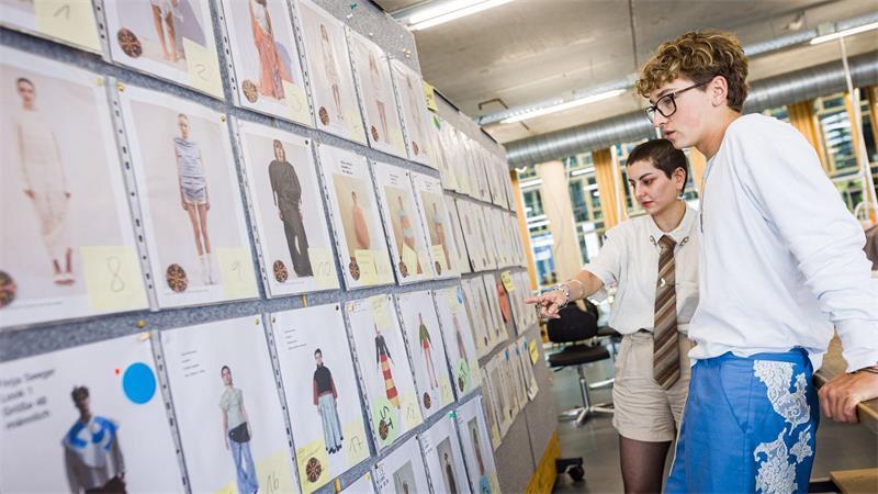 Sind Trachten in? Was Modedesigner von Helgoland mitbrachten Bei einer Modeschau auf der Hochseeinsel sollen die Kleidungsstücke präsentiert werden.