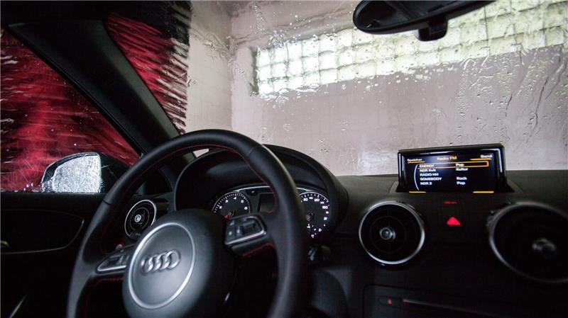 Bei einer Portalwaschanlage herrscht Einzelabfertigung.