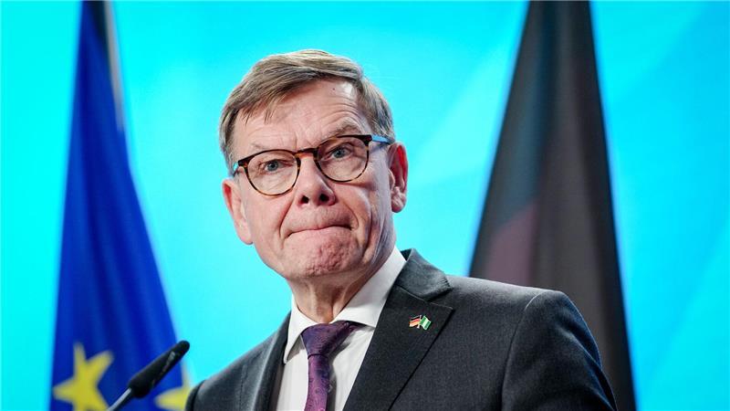 Bei einer Pressekonferenz in Berlin erklärt sich Außenminister Johann Wadephul (CDU) ausführlich zu den Irritationen über seine Asyl-Äußerungen in Syrien.