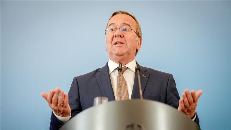 Bei einer Pressekonferenz wird Verteidigungsminister Boris Pistorius (SPD) auf die Eckpunkte für den Zivilschutz angesprochen. 