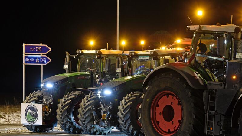 Bei einer Protestaktion blockieren Schlepper und Lkw von Landwirten die Autobahnzufahrt auf Rostock-Süd auf die Autobahn A19 Richtung Berlin.