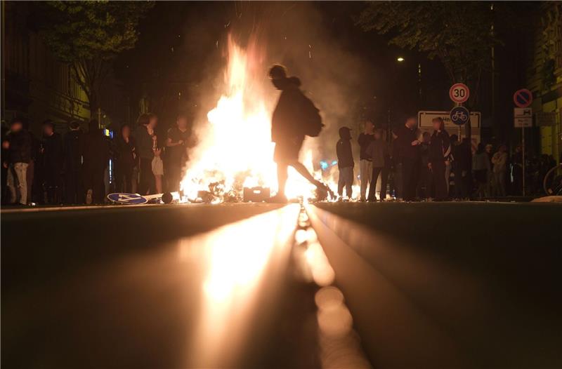 Leipzig: Brennende Barrikaden nach Polizeieinsatz Bei einer Protestaktion gegen die Räumung eines besetzten Hauses kam es zu Ausschreitungen.