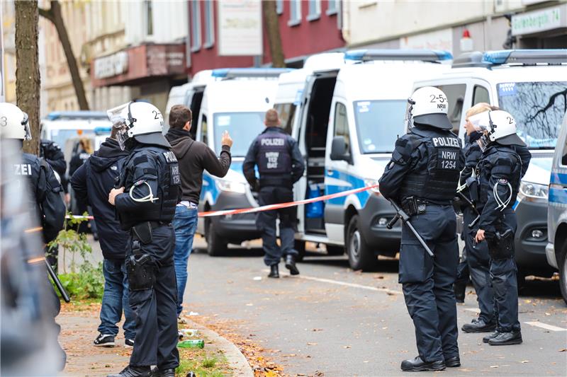 Tritte gegen Kopf: Fans prügeln Polizisten krankenhausreif Bei einer Prügelei unter Fans stürzte ein Polizist und wurde am Boden liegend mit Tritten gegen den Kopf malträtiert. Foto: dpa-Bildfunk