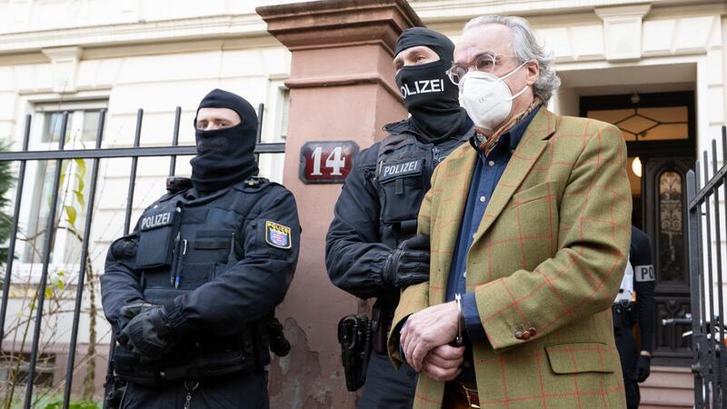 „Reichsbürger“ in Stades Nachbarkreisen – Das steckt hinter ihrer Ideologie Bei einer Razzia im Dezember 2022 gegen sogenannte „Reichsbürger“ wurde auch Heinrich XIII. Prinz Reuß (r) abgeführt.