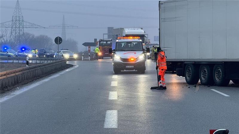 Unzählige Glatteisunfälle im Süden Deutschlands Bei einer Serie von Unfällen auf eisglatter Straße ist auf der Autobahn 3 bei Regensburg mindestens ein Mensch gestorben.
