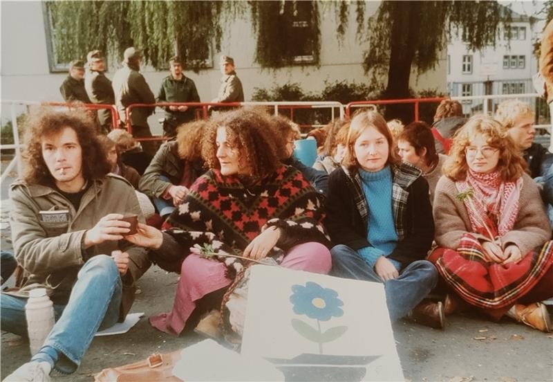 Bei einer Sitz-Blockade vor der Kaserne in Münster: Als Studentin protestierte Sabine Lohmann (Zweite von rechts) vor 40 Jahren gegen die atomare Bedrohung.