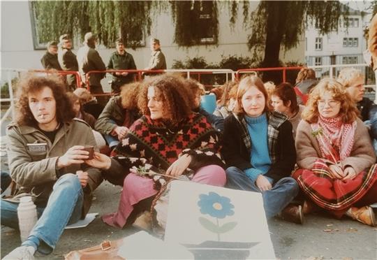 Bei einer Sitz-Blockade vor der Kaserne in Münster: Als Studentin protestierte Sabine Lohmann (Zweite von rechts) vor 40 Jahren gegen die atomare Bedrohung.