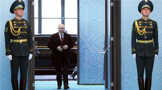 Bei einer Sitzung des Militärbündnisses OVKS droht Kremlchef Putin weitere Schläge mit seiner neuen ballistischen Rakete an.