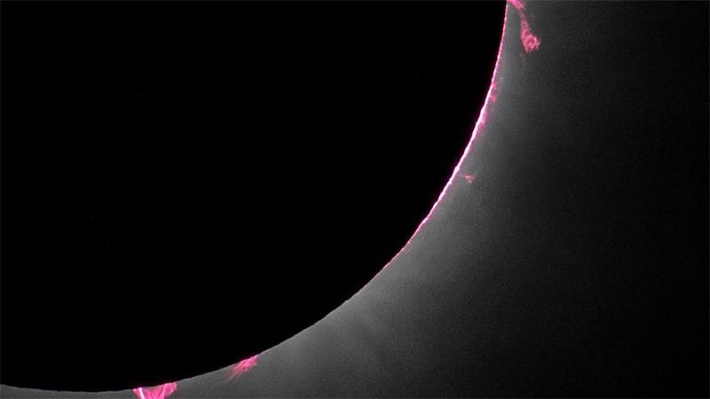 Zwei Abende an einem Tag: Sonnenfinsternis in Europa Bei einer Sonnenfinsternis sind die sogenannten Sonnenprotuberanzen gut zu erkennen. Das sind riesige Gasmassen, die von der Sonnenoberfläche weit in die äußere Atmosphäre (die Korona) aufsteigen.