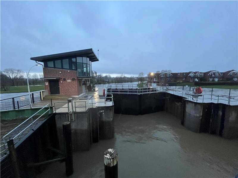 Lühe-Flut: Jetzt legt der Gutachter los Bei einer Sturmflut werden die mächtigen Stemmtore des Lühe-Sperrwerks geschlossen, am 28. Mai dieses Jahres geschah das zu spät. Foto: Vasel