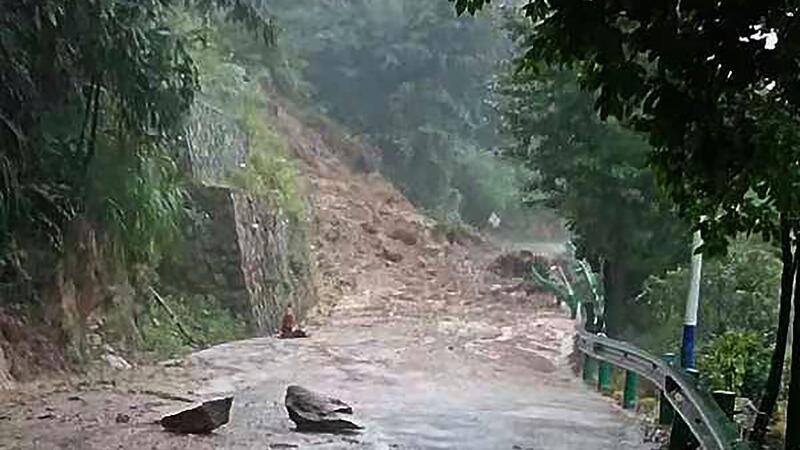 Bei einer Sturzflut in Zentralchina sind mindestens zwölf Menschen getötet und sechs weitere verletzt worden.