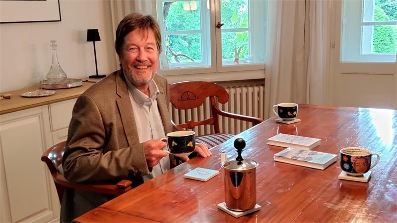 „Eine Stunde History“: Erfolgspodcast erzählt Geschichte in über 500 Folgen Bei einer Tasse Kaffee an dem großen Holztisch im Esszimmer - im Hintergrund der große Garten - erzählt Matthias von Hellfeld seine spannende Erfolgsgeschichte.