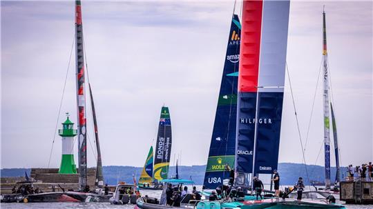 Bei einer Trainingsfahrt vor Sassnitz ist der Mast auf dem brasilianischen Katamaran gebrochen. 