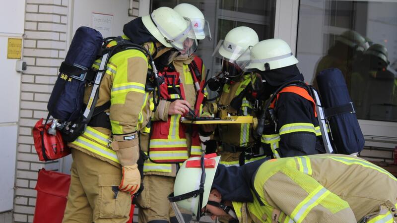 Zukunft der Feuerwehr: Plan der Stadt Stade hat es in sich Bei einer Übung stecken Stader Feuerwehrleute die Köpfe zusammen, um den Einsatz zu besprechen.