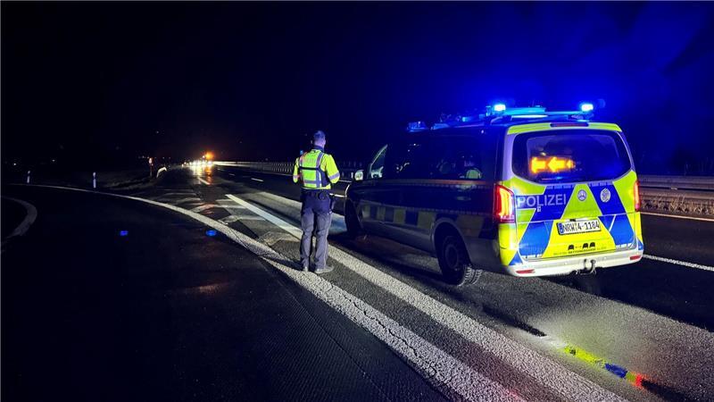 Drei Tote und elf Verletzte bei Unfallserie auf der A44 Bei einer Unfallserie auf der A 44 sind drei Menschen ums Leben gekommen und mindestens elf verletzt worden.