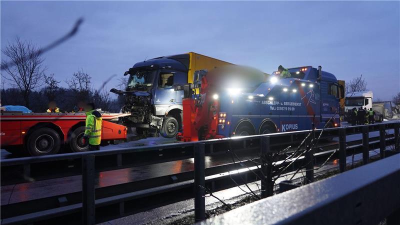 Drei Tote und elf Verletzte bei Unfallserie auf der A44 Bei einer Unfallserie aufgrund von Glätte auf der A44 kam auch der Fahrer eines Lastwagens ums Leben.