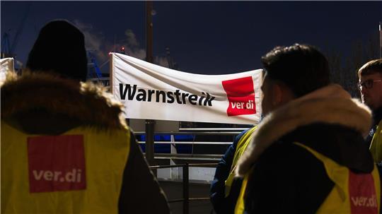 Bei einer Verdi-Kundgebung vor dem Emder Hafentor versammelten sich nach Gewerkschaftsangaben rund 350 Beschäftigte. (Symbolbild)