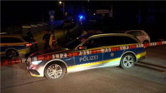 Bei einer Verfolgungsfahrt wurde ein 22-Jähriger durch Polizeischüsse verletzt und starb.