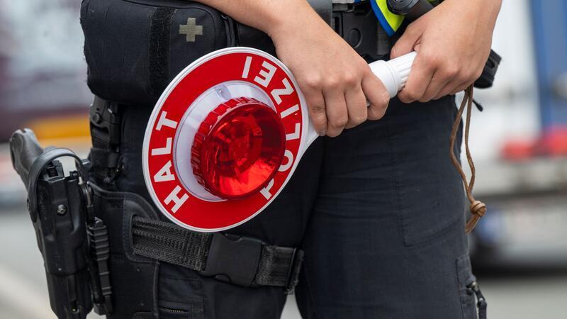 Bei einer Verkehrskontrolle an der Autobahn 1 wurden drei Polizisten verletzt. (Symbolbild)