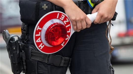 Bei einer Verkehrskontrolle an der Autobahn 1 wurden drei Polizisten verletzt. (Symbolbild)