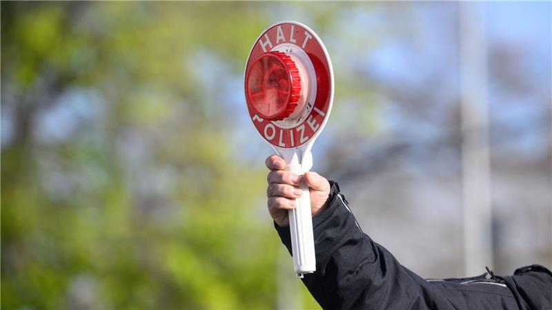 Fahrer soll bei Kontrolle auf Polizisten zugehalten haben Bei einer Verkehrskontrolle in Bremen gibt ein 18 Jahre alter Autofahrer Gas. (Symbolbild)