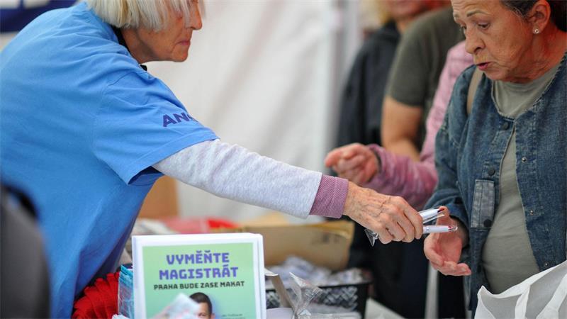 Tschechiens Opposition mit Achtungserfolg bei Senatswahl Bei einer Wahlkampfveranstaltung der rechtspopulistischen Partei ANO in Prag werden Werbemittel wie Kugelschreiber verteilt.