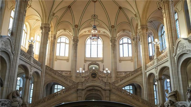 Bei einer Zollkontrolle von Seecontainern am Hamburger Hafen waren verdächtige Pakete in einer Lieferung von Kokosnüssen festgestellt worden. Nun beginnt der Prozess in dem Fall. (Archivbild)