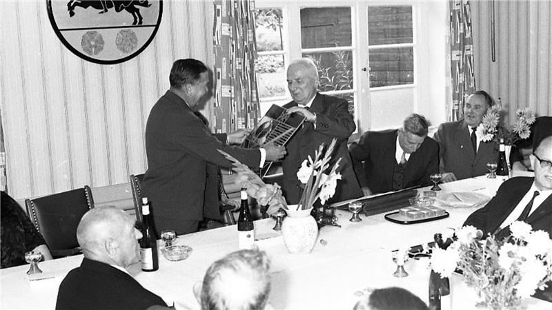Wie ein Baron aus Harsefeld das französische Asfeld machte Bei einer gemeinsamen, deutsch-französischen Sitzung 1963 wurden Gastgeschenke ausgetauscht.