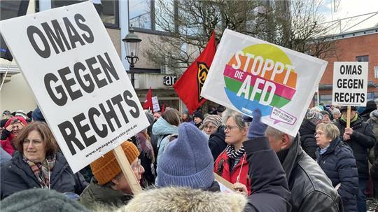 Bei einer großen Demonstration in Buxtehude für Freiheit und Menschenrechte waren im Januar mehr als 2500 Menschen dabei.