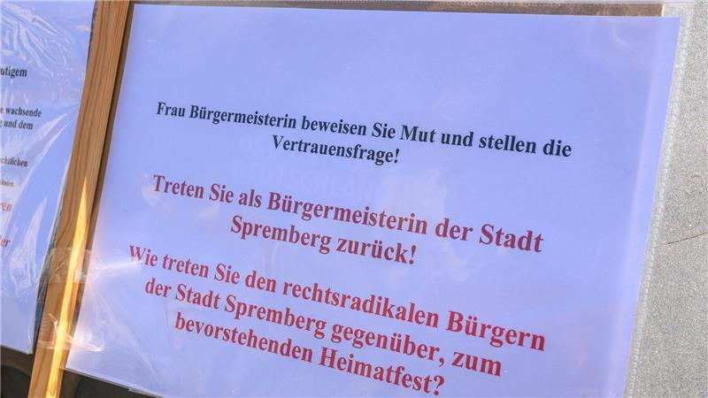 Rechte Umtriebe: Ein Hilferuf aus Brandenburg und die Folgen Bei einer kleinen Demonstration auf dem Marktplatz werden Rücktrittsforderungen gegen die Bürgermeisterin geäußert.