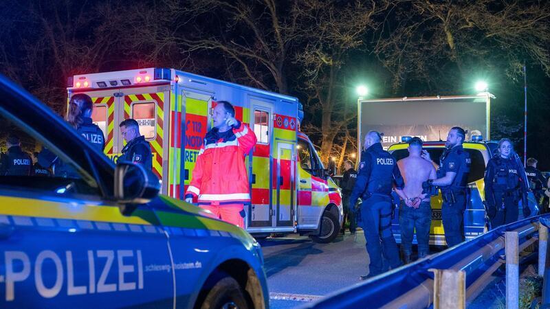 Tödlicher Streit in Disco - 21-Jähriger stirbt Bei einer körperlichen Auseinandersetzung vor einer Diskothek in Trittau ist ein Mann tödlich verletzt worden.