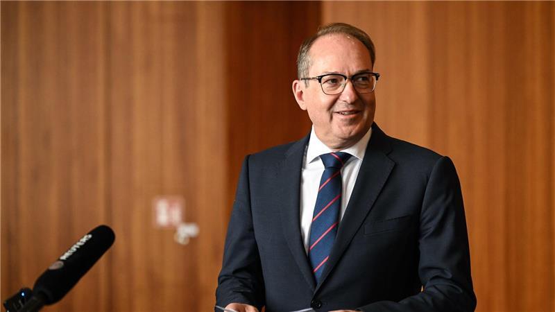 Bei einer kurzfristig anberaumten Pressekonferenz erklärt Bundesinnenminister Alexander Dobrindt (CSU), warum er große Hoffnungen in die nun vereinbarte EU-Verordnung setzt.