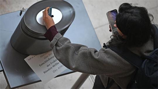 Bei einer namentlichen Abstimmung werfen die Abgeordneten personalisierte blaue (Ja), rote (Nein) oder weiße (Enthaltung) Stimmkarten ein. (Archivbild)
