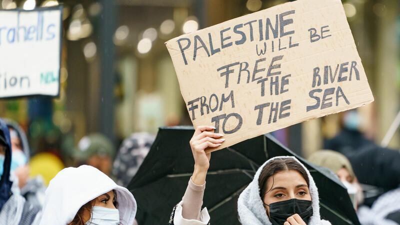 Bei einer propalästinensischen Demonstration in Frankfurt darf die Stadt die umstrittene Parole „From the river to the sea“ nicht verbieten.