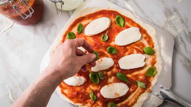 Bei einer selbstgemachten Pizza weiß man, was drin und drauf ist.