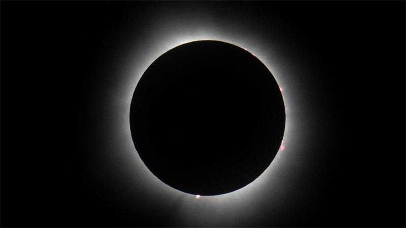 Bei einer totalen Sonnenfinsternis ist ein Strahlenkranz um die Sonne herum zu sehen. (Archivbild)